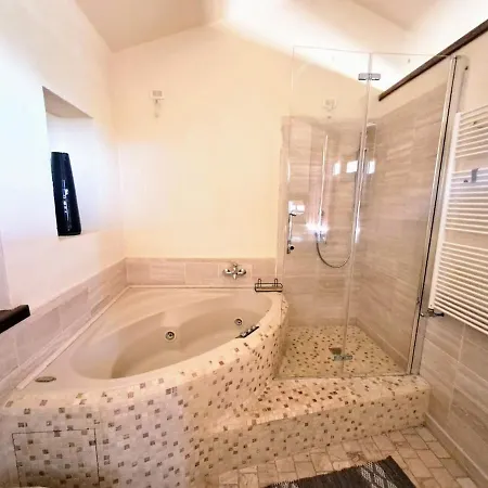 In With Pool & Parking Near Rome *